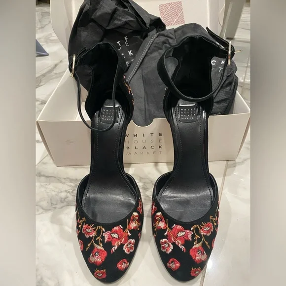 Luxe White House Black Market Piper Black Velvet and floral embroidered pumps 🌹 - Picture 15 of 16